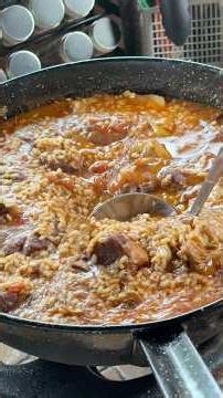 Arroz, meloso de costillas de cerdo y alcachofas