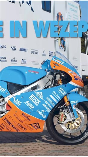 35K views · 1.1K reactions | Ya sabemos cual es la moto azul! 拾 QUE PASADA de historia! Creo que os encantará. Y por cierto, si queréis camisetas de 2T RACING, tenéis hasta el dia 20 de mayo para encargarlas al WhatsApp +34 676655724 . Camisetas: 19,95€ Pegatinas: 1€ #evl125 #2stroke #2tiempos #125cc #125gp | 2T Racing | Facebook