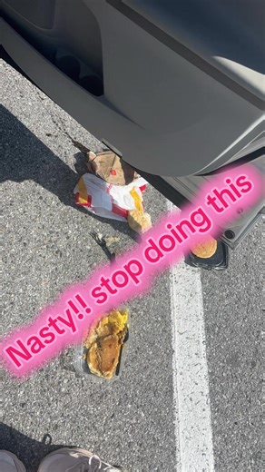 I never understood why people do this. Find a gargabe nearby or give to someone in need. 😤#fy