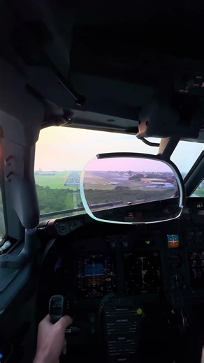 Boeing 737 Landing in Bali – Pilot View #aviation #airplane #boeing737 #cockpitview #landing #bali