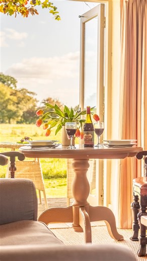 🍃The dining set up at Acorn Cottage couldn’t be anymore perfect ✨ Look at that natural light flooding in 🌞 Ideal for a romantic break, this beautifully renovated cottage is on the edge of Blickling Hall estate on the outskirts of Oulton village in Norfolk. Time to tuck yourself away in the countryside for a few days 🐝 #Norfolk #RuralRetreats #Countryside #RuralCottage #Cottage #HolidayCottage #StunningViews #RomanticBreaks #NaturalLight #BestUKHolidays | Rural Retreats