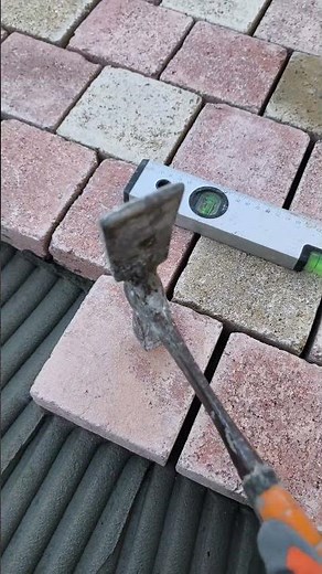 INÉDIT, collage des pavés sur dalle béton. #construction #diy #france #fyp #foryou #pavers