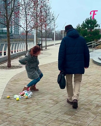 861K views · 15K reactions | Pregnant woman's scattered fruit show people's true faces | Fabiosa - Live easy | Facebook