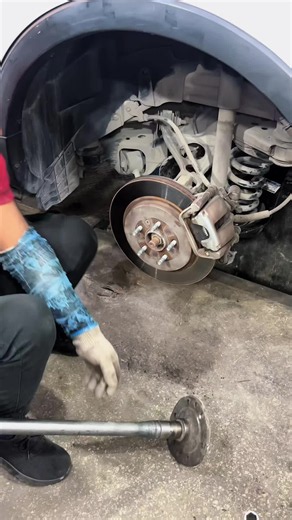 ¿Por esto tus llantas se gastan chuecas o de un solo lado? 🛑🚘 Así es como hacemos un ajuste de caída (camber) con precisión milimétrica. Si el volante te vibra, el auto se va de lado en las curvas o tienes desgaste irregular, tu suspensión necesita esto. No compres neumáticos nuevos sin exigir esta revisión en tu taller mecánico. 🔧 Guarda este video para mostrárselo a tu mecánico la próxima vez que vayas, y mándaselo a ese amigo que necesita una alineación urgente. 👇 #mechanic #carsoftiktok 