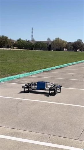 JetQuad 是 FusionFlight 推出的喷气式垂直起降无人机，搭载四台微型涡轮喷气发动机，采用矢量推力控制，告别传统旋翼设计。整机干重约 26kg，最大起飞重量 60kg，有效载重可达 18kg，使用柴油或 Jet-A 煤油燃料，加注便捷且能量密度远超锂电池。其最大平飞速度超 250km/h，实用升限达 10000 米，悬停续航约 25 分钟，航程近 100km，兼具高速、重载与长航时