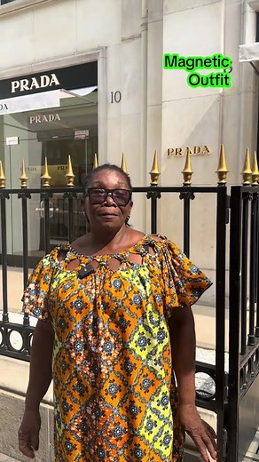 🎥 Street Style à Paris 💛 J’ai eu l’immense plaisir de croiser cette dame rayonnante dans les rues de Paris. Sa tenue, magnifique et haute en couleurs, lui allait sublimement bien ✨ 💫 Une robe fluide, expressive et lumineuse, directement rapportée du Congo, où elle a été choisie avec soin. 🕶️ Une paire de lunettes @DSQUARED2 🌸 Et un parfum signé @ZARA pour parfaire l’ensemble. Merci à elle pour ce moment, pour sa gentillesse, sa douceur, et ce partage sincère qui fait toute la beauté de la m