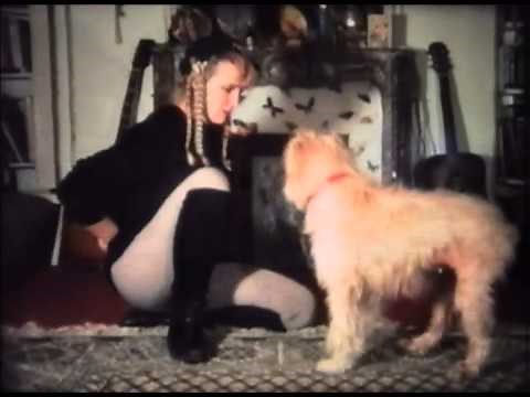 La chienne Twizzle avec Cathy Vogan (1992) de Gérard Courant - Cinécabot #5
