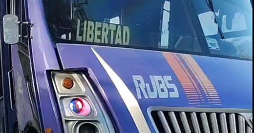 Ruta de "Los Morados" impacta auto en la Calzada Zaragoza hoy jueves; hay cierre