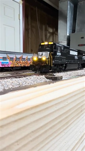 NS C40-8 pair lead a manifest on my 4x8 HO scale layout #hoscale #modeltrains #railroad #train