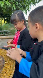 588K views · 10K reactions | Một chiếc Trung thu muộn cho các bé ở bản. Năm nay bão YaGi nên không có Trung thu, chính Tải cũng chẳng còn nhớ Trung thu là ngày nào. Bánh nướng “Phờ ri sờ Tai” của Tải có làm ai xao xuyến? | Oong Tải - Làng Chảo | Facebook