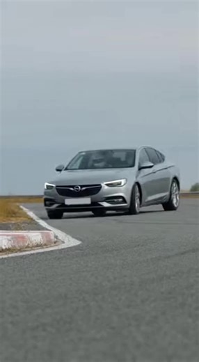 Краш тест Opel Insignia, наезд на бордюр, занос и боковой удар о ограждение