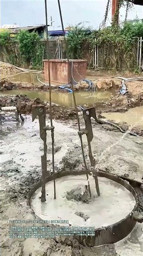 フックを外してケーシングを引き上げる：杭工事の最終工程