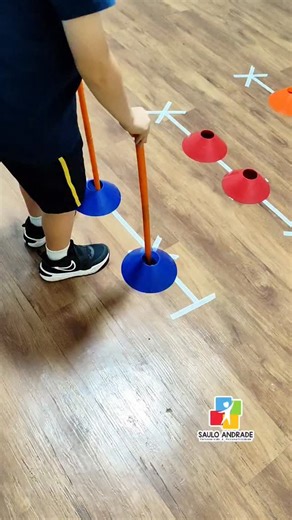 Saulo Andrade - Psicomotricidade on Instagram: "🚴‍♂️🧠 AMARELINHA ❤️🏃 Olha essa variação da amarelinha! Uma atividade super divertida e funcional, que estimula diversos fatores e subfatores psicomotores. 🎯 Objetivo da atividade: Ligar os pontos seguindo a marcação do X ou do traço, promovendo: 🧭 Percepção espacial e temporal 🤸 Praxia global e praxia fina 🔄 Coordenação bilateral ✂️ Dissociação de movimentos 🧩 Planejamento motor Além de tudo isso, a atividade favorece a atenção, a organizaç