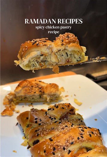 Spicy Chicken Puff Pastry Recipe 😋 Ingredients: 500g, boiled & shredding chicken 1tbsp, oil 1 large onion, diced 1tsp turmeric powder 1-2tsp chilli flakes 2tsp cumin seeds, toasted 2tsp black pepper 2tbsp milk Handful of coriander 1 sheet, puff pastry 1tsp sesame seeds #puffpastry #chickenrecipes #ramadan #iftar #iftarideas