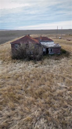 Decades of harsh winters and shifting economies have left homes like this one abandoned across rural Saskatchewan. #sask #saskatchewan #exploresask #yqr #yxe #abandoned #abandonedhouse #canada #explorecanada #prairie #prairies #rurex #forgotten #forgottenplaces | Kyle Klippenstein Photography
