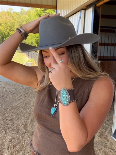 Is the Cattleman in Gunsmoke your next favorite hat? 🤠✨ Everyone’s loving this versatile shade for its timeless Western vibe and effortless everyday style! 🔥 #AmericanHatMakers #CattlemanHat #Gunsmoke #WesternStyle #CowboyHat #HatStyle #WesternFashion #HatLovers