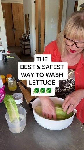 The best and safest way to clean your lettuce! Have you tried this method yet? #kitchenhack #foodtok #saladtok #healthyliving #healthylifestyle