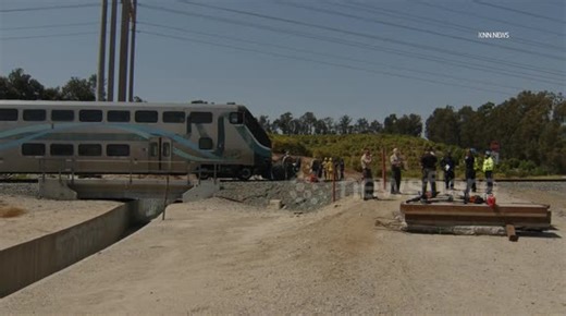 US, Los Angeles: Moorpark Fatal Metrolink Train vs Semi Truck