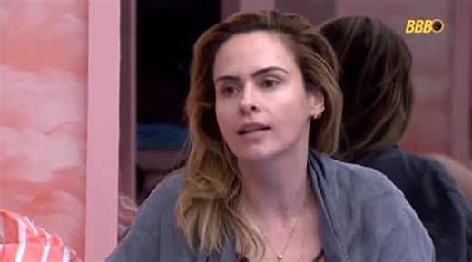 Hugo Gloss on Instagram: "Poucas ideias na cabeça! Ana Paula não curtiu nem um pouco os questionamentos feitos por Pedro nesta quinta-feira (15), no #BBB26. A sister chegou, inclusive, a confrontar o rapaz. “Não é a primeira vez que ele faz perguntas super maliciosas pra me f*der com o público de fora, e ele deve achar que eu sou idiota”, soltou para os outros confinados. Eita, que o jogo começou! 🔥 (📹: @tvglobo)"