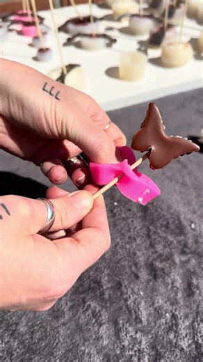 Démoulage d’un fondant parfumé en cire de soja #bougie #smallbusiness #cozy #diy #bougieparfumee