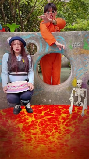 يا إلهي! 😱 الوحش أمسك بها! اختبأت داخل الحمم 🔥👹😂