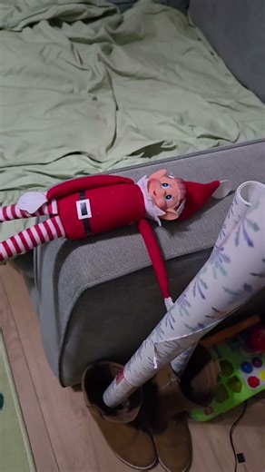 red elfie has long legs!!🎄🌲🤣 #elfontheshelf #christmas #funny #elf