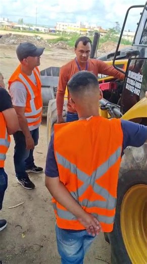 Practical lesson for the backhoe operator course in Campina Grande-PB
