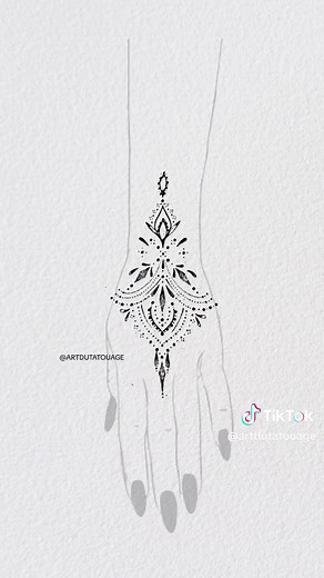Idées de tatouages pour femmes sur les mains et avant-bras