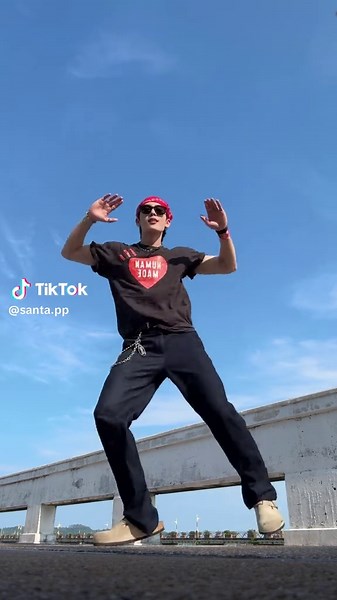 Super ซุย: Santa Claus Dance Reactions