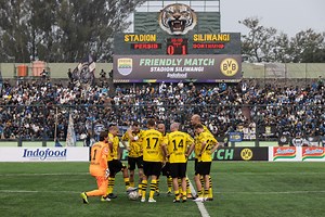 1.8M views · 45K reactions | Was für ein Knaller von Dede! 朗 ✈️ Unsere Legenden on Tour in Indonesien! Im Rahmen der Reise stand das Spiel gegen die Persib Bandung All Stars an. Am Ende hieß es dank der Treffer von David Odonkor, Ibrahim Tanko, Jan Koller und Dede 4:0 für Schwarzgelb. Hier gibt's die Highlights der Idole von damals.  | Borussia Dortmund | Facebook