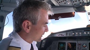 Für Lufthansa-Kapitän Stefan Lane-Hülsenberg endet mit Flug LH484 eine Ära: Nach 42 Jahren im Cockpit von Verkehrsmaschinen verabschiedet sich der Pilot. Der letzte Umlauf führt ihn in die Karibik. Mit dem Airbus A340-300 geht es über den Atlantik. Panama Stadt ist das Ziel und nach der letzten Landung in Frankfurt warten ein paar Überraschungen. Wer die Premiere verpasst hat, jetzt gibt es die ganze Doku hier: https://youtu.be/KqBUanSUiZc | Planemania