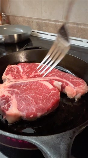 Perfect T-bone steak in a screaming hot cast iron 🥩🔥 Wait for the flip! #steak #carnivore