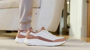 SKECHERS Hands Free Cozy Fit Slip-Ins TV Spot, 'Entra y listo'