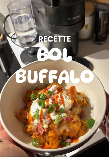 Ingrédients : - 2 patates douces - 2 poitrines de poulet - sauce bbq - sauce buffalo - poudre d’oignon - poudre d’ail - crème sur - bacon pré cuit - oignons verts @LE FIT COOK #recettefacile #ideerecette #patatedouce