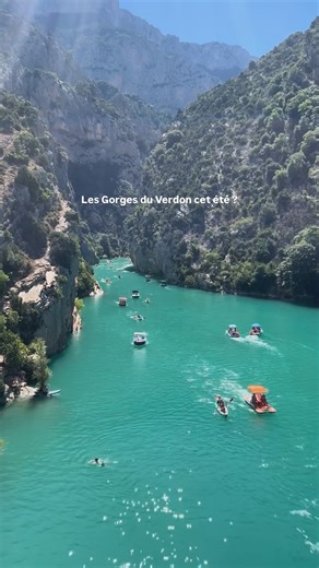 Le plan parfait pour cet été ! ☀️🔥 Qui n’a jamais rêvé de découvrir les Gorges du Verdon dans les meilleures conditions ? De l’autre côté du barrage, les basses gorges sont également sublimes et beaucoup moins visitées : du lac d’Esparron jusqu’au barrage de Sainte-Croix en passant par Quison, de nombreux spots vous permettent de profiter de grottes, cascades et autres merveilles en canoë ou bateau électrique 🌊 Pour en profiter au mieux, on a trouvé le point de chute parfaite dans la région : 