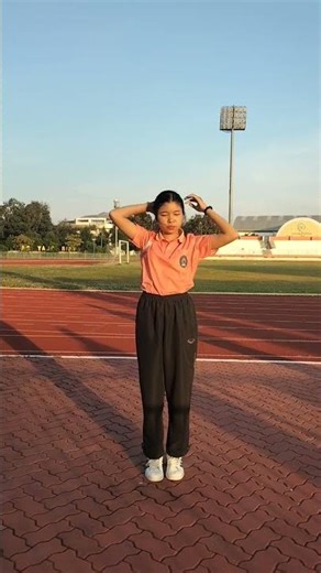 ท่ายืดกล้ามเนื้อไตรเซ็ปส์ (Triceps Stretch)/รายวิชาหลักสูตรและการจัดการเรียนรู้สุขศึกษาและพลศึกษา