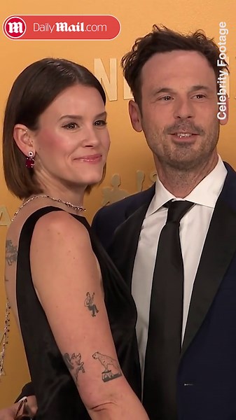 Sosie Bacon poses with Scoot McNairy at the 2025 SAG Awards