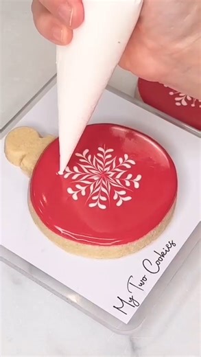 ☃️Dreaming of a white Christmas☃️ Love this incredible snowflake design by My Two Cookies! ❄ | Ann Clark Cookie Cutters