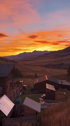 #Montana #Bozeman #paradisevalleymontana #bigsky #couplestrip #bestairbnb #luxuryairbnb #horse #hotsprings #codyjohnson #neature #rockymountains #yellowstone