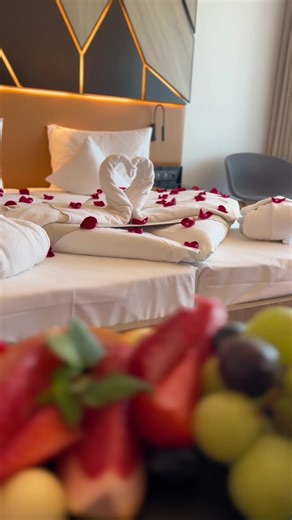 Szilveszter az Avarban ✨ 💭Képzelje el a téli Mátra csendjét, a wellness melegét, a finom fogásokat és azt az érzést, amikor újra csak ketten vannak. 💗Egy hely, ahol a romantika és a pihenés tényleg kéz a kézben jár. 🎇Ha idén Szilveszterkor különlegesen búcsúznának az évtől, foglalják le a hétvégét most, mert az Avar Hotel szeretettel várja Önöket! Az ünnepi program az év utolsó napjára: 🥂 Bőséges pezsgős büféreggeli és ínycsiklandó büfévacsorával. 🍸 Welcome AVAR drink 🎤 Sztárfellépő: Krisz