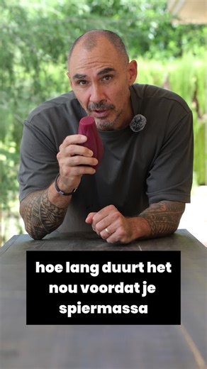 Hoe snel verlies je eigenlijk spiermassa als je stopt met trainen? Veel mensen denken: “Na een week zonder training ben ik alles kwijt.” Gelukkig werkt je lichaam niet zo. Spieren kosten veel energie om te onderhouden. En je lichaam wil efficiënt zijn. Gebruik je je spieren niet, dan ziet je lichaam ze als ‘onnodig’. Uit verschillende onderzoeken blijkt: spierverlies begint meestal pas na ±3 weken zonder training. De eerste 2 weken gebeurt er vaak weinig, daarna neemt spiermassa merkbaar af. Dit