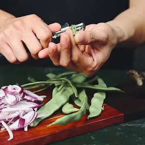 37K views · 133 reactions | Leckere Schweinemedaillons mit einer leckeren Senfsauce und Bohnen – das klingt herzhaft-deftig und zaubert selbst an grauen Tagen ein Lächeln ins Gesicht.  Das Rezept und Video findest du hier  www.foodboom.de/rezepte/schweinemedaillons-senf-sahne-mit-bohnen | Maille Deutschland | Facebook