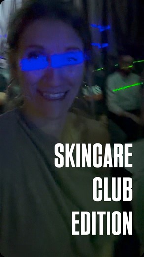 Martha Gassner on Instagram: "Und unter der Woche sorgt mein LED-Tool zu Hause dafür, dass meine Haut strahlt, während unsere täglichen kostenlosen Live-Workouts mich fit und ready machen für die intensiven Tanz-Sessions im Club😎 Willst du wissen, was da genau abgeht? Sprich mich im Club an oder schreib mir einfach eine Nachricht – ich verrate dir mein Self-Care-Geheimnis🫵🏽💪🏽🫶🏽 #mamamitstyle #selfcaremom #momlife #antiagingroutine #ledskincare #clubmom #dancelikeamom #wellnessmom #beautyg