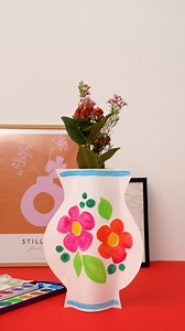 Gerade, wenn es draußen kalt und grau wird, müssen wir Farbe in unseren Zimmern haben! 🌼🌺🌸 Werdet kreativ und gestaltet eure Traumvase mit euren Lieblingsmotiven. 💐🎨 Diese Pelikan Materialien brauchst du: -A3 Zeichenblock -Deckfarbkasten K12® -Pelifix® Klebestift -griffix® Schere | Pelikan Deutschland