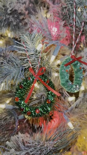 Time4Learning on Instagram: "It’s Day 1 of Craftsmas! Today we’re making these adorable holiday wreath ornaments out of pipe cleaners💚❤️ Try it for yourself and don't forget to tag us✨ Eager to see what’s next up for Craftsmas? Head to our YouTube channel for a preview! Link in bio. #christmascraftseasy #homeschooling #time4learning"