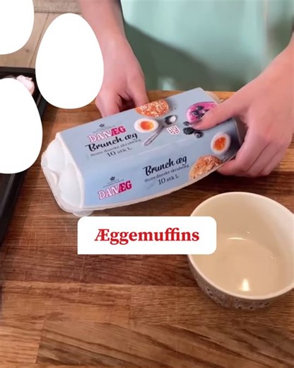 Æg og bacon i godt selskab🥚🥓 Små ægge-muffins med bacon, der er nemme at lave og nemme at dele. Se hvordan du gør lige her👇 Opskrift til 4 personer Ingredienser👇: 8 Brunch æg 2 pk. bacon i skriver Smør til formen Sådan gør du👇: Tænd ovnen på 175 grader varmluft Smør muffin formen med smør Halvér baconskiverne. Placer 1 stykke i bunden og 1-2 rundt i kanterne Knæk 1 æg ad gangen ned i en lille skål Hæld forsigtigt ægget videre ned i formen med bacon og gentag med de andre æg Bages i ovnen i 
