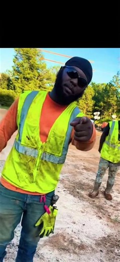 Argument breaks out between two construction workers🤯