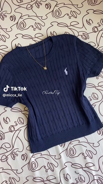 Knitted Top: Quality and Color That Captivate