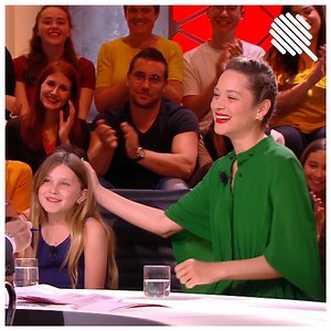 Dans la catégorie "la vérité sort de la bouche des enfants" : la jeune actrice Ayline Aksoy-Etaix met sa partenaire Marion Cotillard dans la galère. 🚣‍♀️ L'interview intégrale des deux actrices du film Gueule d'Ange : ➡ https://www.tf1.fr/tmc/quotidien-avec-yann-barthes/videos/invitees-marion-cotillard-ayline-aksoy-etaix-gueule-d-ange.html | Quotidien avec Yann Barthès