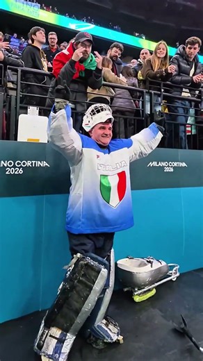 Waving to the Home Crowd 🇮🇹🏒